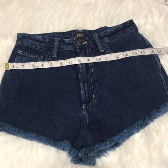 𝅺Lee High Rise Frayed Hem Jean Shorts 28 - Picture 5 of 12